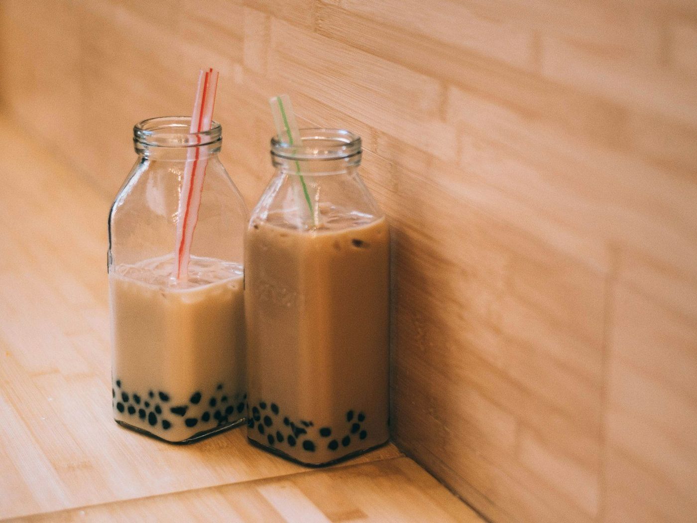 兩瓶加了珍珠的奶茶
